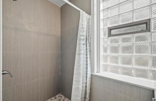 Pittsburgh House | Oakland/University @A Spacious & Modern Private Bedroom with Shared Bathroom