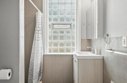 Pittsburgh House | Oakland/University @A Spacious & Modern Private Bedroom with Shared Bathroom