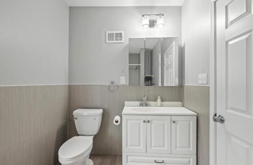 North Oakland House | Oakland/University @G Modern and Bright Private Bedroom with Shared Bathroom