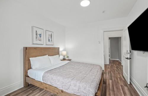 Pittsburgh House | Oakland/University @H Bright and Stylish Private Bedroom with Shared Bathroom