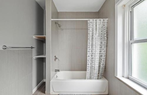 Pittsburgh House | Oakland/University @H Bright and Stylish Private Bedroom with Shared Bathroom