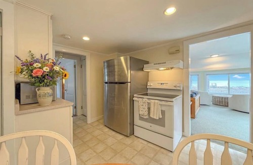 Biddeford Pool Cottage | Ocean and Sunset Views: semi private sandy beach, close to dining & Route 1