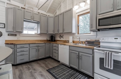 Southern Coast Cottage | Ocean/beachfront cottage, located at the end of a dead-end street on the beach with lots of privacy