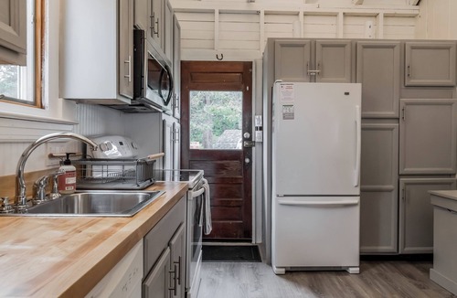 Southern Coast Cottage | Ocean/beachfront cottage, located at the end of a dead-end street on the beach with lots of privacy