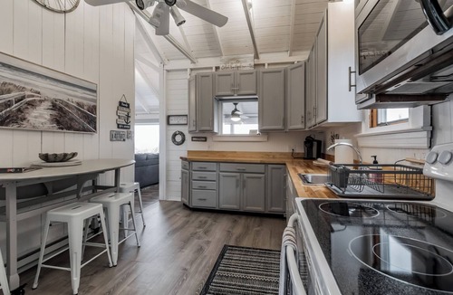 Southern Coast Cottage | Ocean/beachfront cottage, located at the end of a dead-end street on the beach with lots of privacy