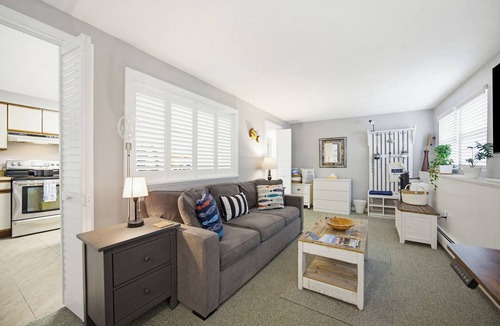 Gloucester Apartment | Ocean Breeze/8-Minute Walk to Beach