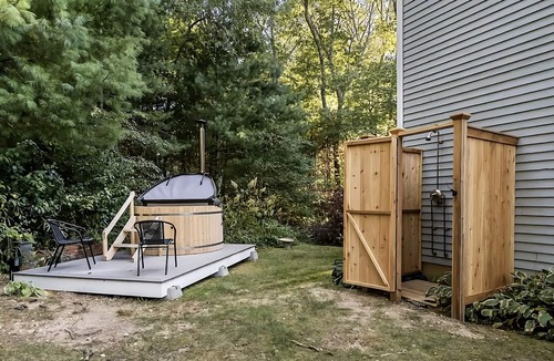 Sandwich House | Ocean Breeze Escape w/Private Hot Tub – Cape Cod