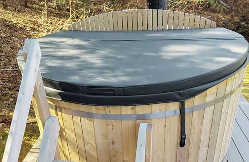 Sandwich House | Ocean Breeze Escape w/Private Hot Tub – Cape Cod