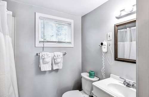 South Yarmouth Hotel | Ocean Breeze Motel - Standard Queen