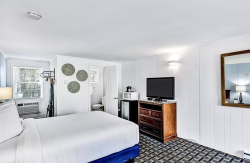 South Yarmouth Hotel | Ocean Breeze Motel - Standard Queen