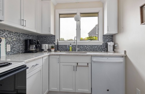 Hyannis Condo | Oceanfront 3BD-A/C, Private Balcony, Association Beach & Pool
