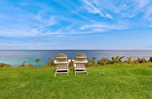 Plymouth House | Oceanfront charmer with deck, pergola, grill, full kitchen, telescope, & W/D