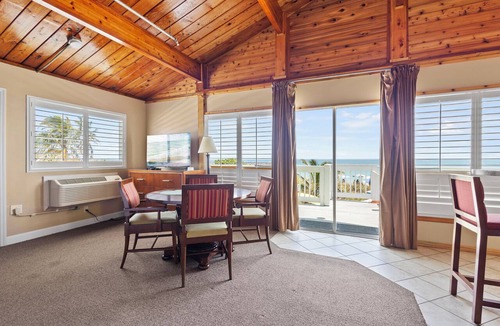 Fort Pierce Hotel | Oceanfront Inn Suite, Ocean and Inlet Views, King Bed, #12
