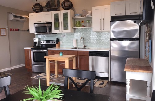 Matunuck Cottage | OCEANFRONT! Priv beach, VIEWS A/C WIFI,Streaming TV, Walkable, Relax, Memories!