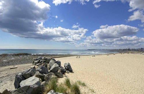 Hampton Apartment | Oceanside Motel room at North Beach Motel! Pet Friendly!