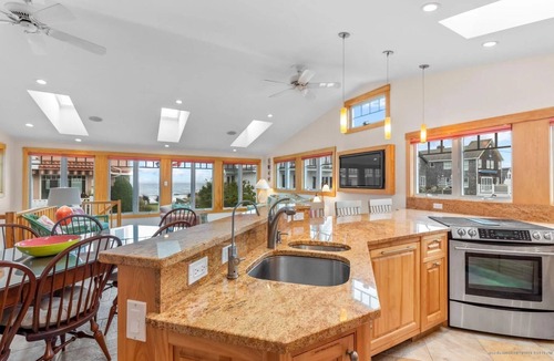 Wells Villa | Oceanside Villa Retreat w/Private Beach