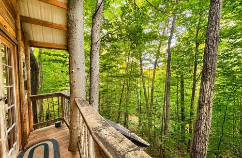 Stoneham House | Off-Grid Treehouse! White Mountain National Forest