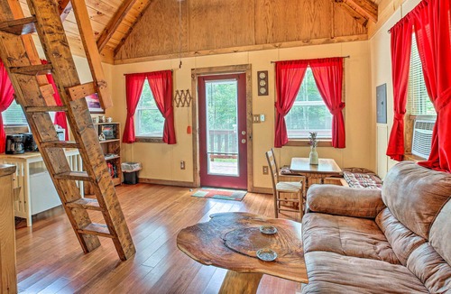 Saint Helens Apartment | Off-the-Grid Cabin Living in Red River Gorge!