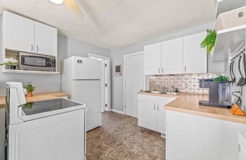 Detroit - Shoreway House | Ohio City · 4 Bed/3 TV · Free Parking · Mins to DT