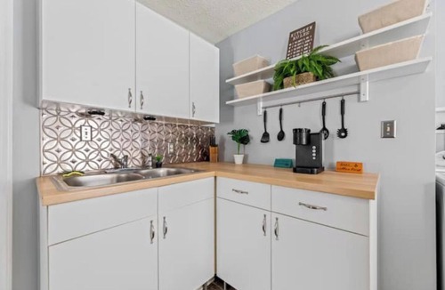 Detroit - Shoreway House | Ohio City · 4 Bed/3 TV · Free Parking · Mins to DT