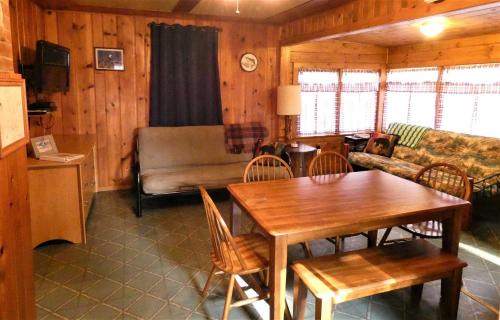 Arbor Vitae House | Old Stoney's Musky - Pet Friendly