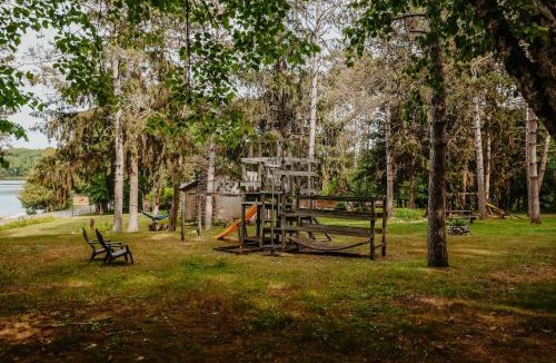 Arbor Vitae House | Old Stoney's Musky - Pet Friendly