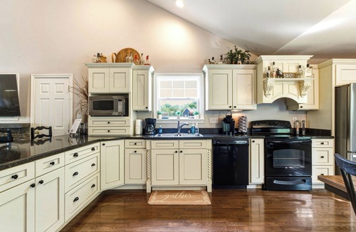 Taylorsville Cottage | "On the Rocks" Bourbon Trail Getaway