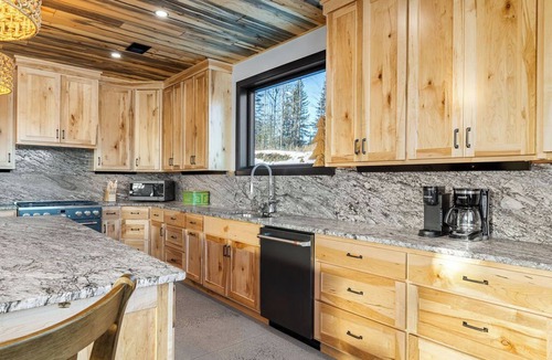 Crane Lake House | On The Rocks Lodge w/HOT TUB & direct access to snowmobile, ATV, & hiking trails
