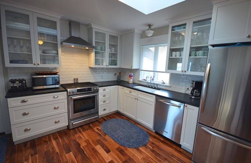 Traverse City House | On West Bay with Sandy Beach and Heated Pool