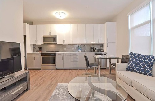 Central-Maverick Square - Paris Street Apartment | One Bedroom | Full Kitchen | Washer/Dryer | Upscale Amenities