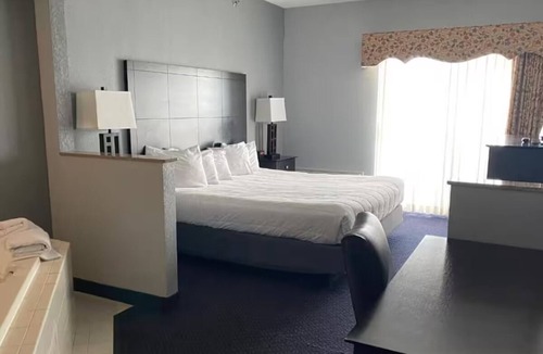 Houghton Lake Hotel | One King Bedroom | Free Breakfast | Pool, Jacuzzi, Lake Access & Near Park
