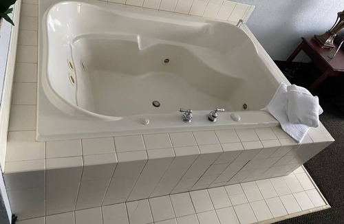 Houghton Lake Hotel | One King Bedroom | Free Breakfast | Pool, Jacuzzi, Lake Access & Near Park
