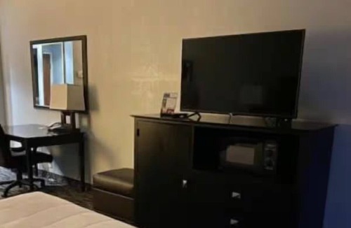 Houghton Lake Hotel | One King Unit w/Lake View | Breakfast Included | Pool, Jacuzzi, & Lake Access