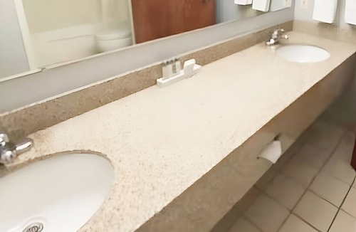 Houghton Lake Hotel | One Room w/King Bed | Free Parking | Free Breakfast | Near Lake & Hiking Site