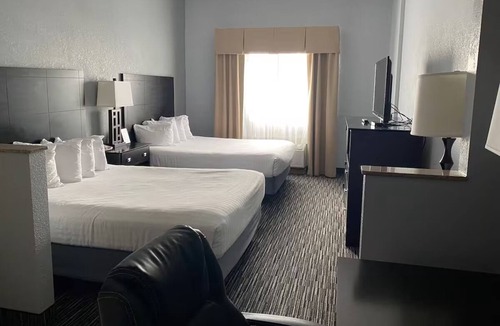Houghton Lake Hotel | One Room w/Two Queen Beds | Breakfast Included | Direct Pool & Lake Access