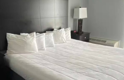 Houghton Lake Hotel | One Unit w/King Bed & Lakeside View | Breakfast Included | Near Hiking Site