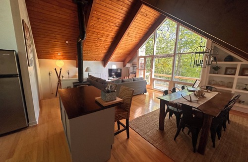 Greenwood House | Open to House Swaps! Welcoming 2-bedroom house with AC in Greenwood