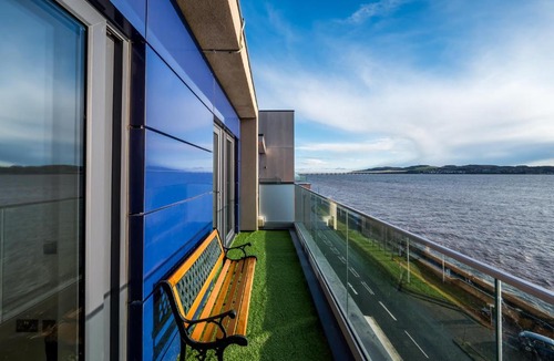 Dundee Apartment | ORION SHORT STAYS has many properties to choose from, We can accommodate LARGE groups, You will need to ask us by going to ORION SHORT STAYS, for Custom Quotes we will need to speak to you - JUST ASK - ONLY 5 Mins to STANNERGATE Ports