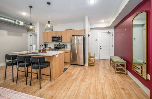 Over-the-Rhine Apartment | OTR by TQL, Sleeps 3ppl, Lux King Bed, Paid Private Parking, Fast Wifi, 4th Fl