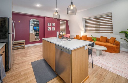 Over-the-Rhine Apartment | OTR by TQL, Sleeps 3ppl, Lux King Bed, Paid Private Parking, Fast Wifi, 4th Fl