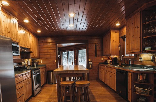 Hayward Cabin | Otter Cove Lodge: Serene Lakefront Retreat w/Kayaks, Fireplaces, & Room for 10