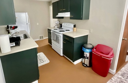 Cleveland Heights House | Outpatient Housing, Super Close to Cleveland Clinic, Fully Fenced-in Backyard