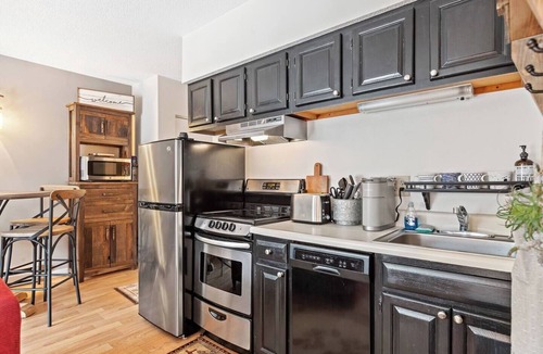 Lincoln Condo | Overlooking Loon Mountain’s South Peak, this newly renovated 1BR condo offers indoor and outdoor pools, indoor hot tub, sauna, and game room access—just minutes to hiking and Loon Resort. Coin laundry available on site.