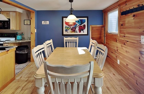 McHenry House | Owl’s Retreat | Pet Friendly, Hot Tub, Nearby Lake