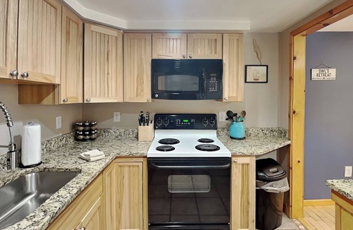 McHenry House | Owl’s Retreat | Pet Friendly, Hot Tub, Nearby Lake