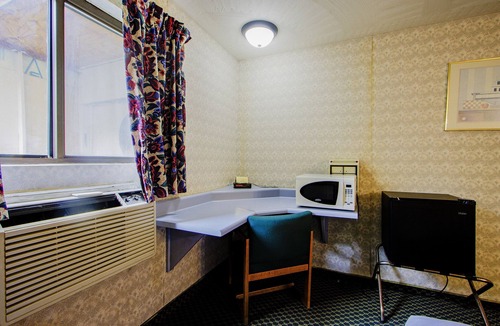 Chapmanville Hotel | OYO Hotel Chapmanville Inn, WV - Hwy 119