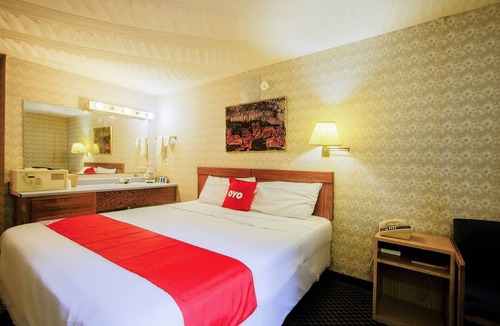 Chapmanville Hotel | OYO Hotel Chapmanville Inn, WV - Hwy 119