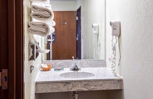 Chesaning Hotel | OYO Hotel Chesaning Route 52 & Hwy 57