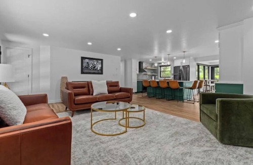 Ashwaubenon House | Pack 'Em Inn - Ultimate Titletown Comfort