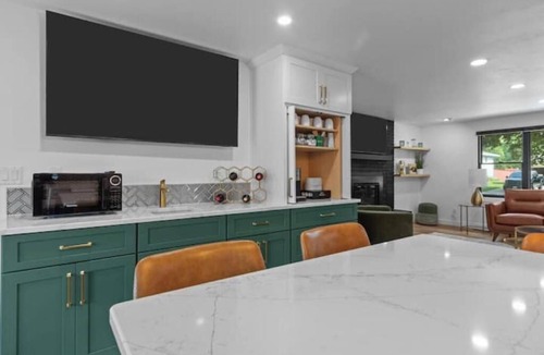 Ashwaubenon House | Pack 'Em Inn - Ultimate Titletown Comfort